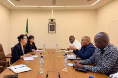 Vietnamese Ambassador to Mozambique Tran Thi Thu Thin (first, left) and Mozambique's Minister of Agriculture, Environment and Fisheries Roberto Mito Albino, along with other delegates, exchange views on measures to promote bilateral agricultural cooperation. (Photo: VNA)