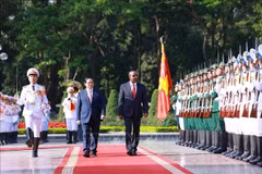 PM Pham Minh Chinh (L) and Ethiopian PM Abiy Ahmed Ali review the guard of honour. (Photo: VNA)