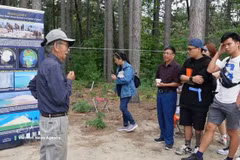 Dr. Dang Trung Phuoc (left) is introducing the history and origin of the Pinhey sand dunes (Photo: VNA)