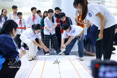 Students test and fine-tune a robot during a STEM competition, reflecting growing interest among young people in science, technology and engineering. (Photo: VNA)