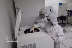 Scientists conduct experiments in the cleaning room at the Institute of Materials Science under the Vietnam Academy of Science and Technology. (Photo: VNA)