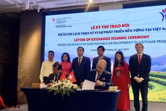 Swiss Ambassador to Vietnam Thomas Gass and Deputy Director of the Vietnam National Authority of Tourism Ha Van Sieu sign a Letter of Exchange. (Photo: VNA)