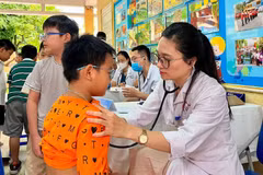 Children undergo health screening. (Photo: Dong Da General Hospital in Hanoi)