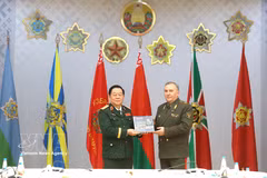 General Nguyen Trong Nghia, Director of the General Department of Politics of the Vietnam People's Army, presents a gift to Lieutenant General Viktor Khrenin, Belarusian Minister of Defence, in Minsk on September 23, 2026. (Photo: VNA)