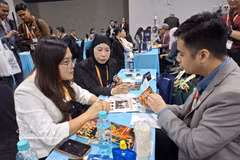 A Malaysian enterprise introduces Halal products to Vietnamese businesses at MIHAS 2026. (Photo: VNA)