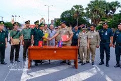 Representatives of Vietnamese and Cambodian authorities handle procedures for receiving Vietnamese citizens at the Binh Hiep International Border Gate in Tay Ninh province. (Photo: VNA)