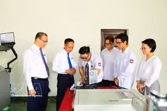 Students of Vietnam Maritime University in Hai Phong receive training that combines theory with practical experience. (Photo: VNA)