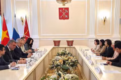 The Vietnam News Agency delegation holds a working session with the St. Petersburg Committee for External Relations to expand cooperation in external communications. (Photo: VNA)