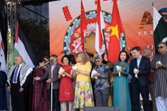 Representatives from countries prepare to release doves at the opening ceremony of the Asian Festival in Sofia, Bulgaria. (Photo: VNA)