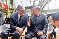 General Secretary of the Communist Party of Vietnam Central Committee and President To Lam (right) meets Serbian President Aleksandar Vucic on September 10 on the sidelines of the International Space Summit in Paris, France (Photo: VNA)