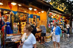 Foreign tourists visit Hoi An, Da Nang city. (Photo: VNA)