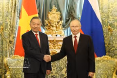 General Secretary of the Communist Party of Vietnam Central Committee and President To Lam (L) meets with Russian President Vladimir Putin at the Kremlin, Moscow, on September 9. (Photo: VNA)