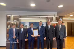 Vice Chairman of the Hanoi People’s Committee hands over investment policy approval for Moscow House project in Hanoi to the Moscow authorities. (Photo published by VNA)