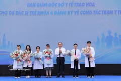 Director of the Ho Chi Minh City Department of Health Tang Chi Thuong (third, right) presents flowers to congratulate six young doctors who have volunteered to work at grassroots-level health stations (Photo: VNA)