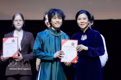Madame Ngo Phuong Ly presents awards to outstanding students at school No.1253. (Photo: VNA)
