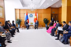 National Assembly (NA) President Tran Thanh Man (right) meets with Mongolian Prime Minister Nyam-Osor Uchral in Ulaanbaatar on September 10 (Photo: VNA)