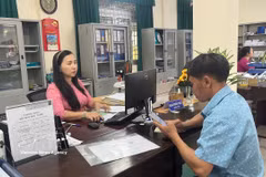 A jobseeker applies at Hue city's employment service centre. (Photo: VNA)