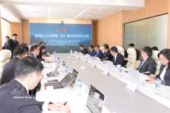 Deputy Prime Minister Ho Quoc Dung has a working session with Mongolian First Deputy Prime Minister and Minister of Economy and Development Jadamba Enkhbayar in Ulaanbaatar on September 10 (Photo: VNA)