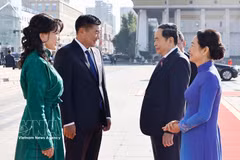 Nguyen Thi Thanh Nga, spouse of President of the Vietnamese National Assembly (NA) Tran Thanh Man (right) and Gantsetseg Tsendsuren, spouse of Chairman of the State Great Hural (Parliament) of Mongolia Sandag Byambatsogt (left) at the official welcome ceremony on September 10 (Photo: VNA)
