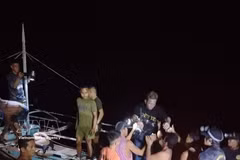 People join rescue efforts following the ferry fire off the coast of the Philippines’ Palawan province on September 9, 2026. (Photo: Xinhua/VNA)