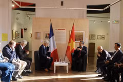 General Secretary of the Communist Party of Vietnam (CPV) Central Committee and President To Lam (right) meets with National Secretary of the French Communist Party (PCF) Fabien Roussel in Montreuil on September 10 (Photo: VNA)