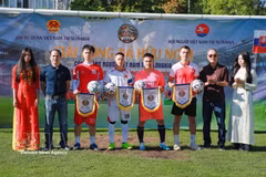 Vietnamese Ambassador to Slovakia Pham Truong Giang (second, right) in a group photo with members of football teams (Photo: VNA)
