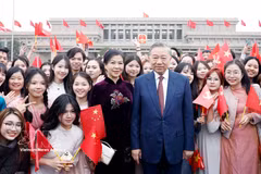 Representatives of the Vietnamese community and students in China welcome Party General Secretary and President To Lam, and his wife at Beijing Capital International Airport. (Photo: VNA)