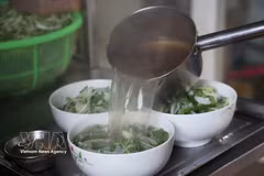 Pho (noodle soup), Vietnam's iconic traditional dish, is popular among international diners. (Photo: VNA)