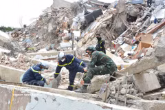Vietnamese rescuers search for victims still trapped after the double earthquakes in the Playa Grande area, La Guaira state, Venezuela. (Photo: VNA)