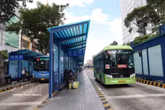 Passengers wait for buses at the Ham Nghi Bus Interchange in Ben Thanh ward, Ho Chi Minh City. (Photo: VNA) 