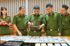 Police examine seized evidence. (Photo courtesy of Thanh Hoa province's Department of Public Security)