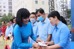 Tet gifts presented to trade union members and workers facing difficult circumstances. (Photo: VNA)