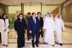 Acting Director General of the Kuwait Fund for Arab Economic Development Waleed S. Al-Bahar (second, right) welcomes Prime Minister Pham Minh Chinh and his spouse (Photo: VNA)