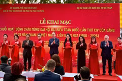 At the opening ceremony of the exhibition in Hanoi. (Photo: VNA)