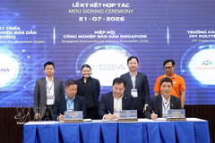 The Singapore Semiconductor Industry Association (SSIA), Vietnam Semiconductor Workforce Development Union (SEVINA), and FPT Polytechnic College sign a cooperation agreement at the Vietnam–Singapore Semiconductor Industry Development Cooperation Forum 2026. (Photo: VNA)