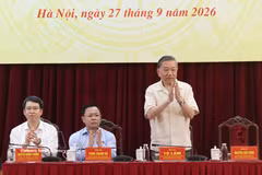 General Secretary of the Communist Party of Vietnam Central Committee and President To Lam (right) at the meeting with Hanoi's voters on September 27. (Photo: VNA)