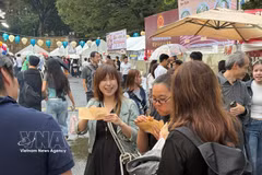 Japanese diners enjoy Vietnamese banh mi (Photo: VNA)