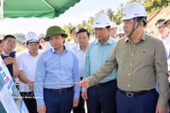 Standing Deputy Prime Minister Pham Gia Tuc (right) inspects Huu Nghi – Chi Lang and Dong Dang – Tra Linh expressway projects. (Photo: VNA)