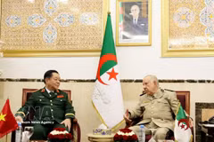 Gen. Nguyen Trong Nghia (left), Director of the Vietnam People’s Army's General Department of Politics, and Gen. Said Chengriha, Minister Delegate to the Minister of National Defence and Chief of Staff of the People’s National Army (PNA) of Algeria at their meeting on September 26. (Photo: VNA)
