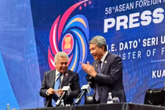 Malaysian Foreign Minister Mohamad Hasan (right) with Foreign Ministry Secretary-General Amran Mohamed Zin at a press conference held at the Kuala Lumpur Convention Centre on July 11. (Photo: Bernama)