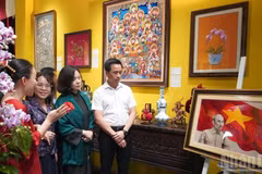 Delegates admire an embroidered portrait of President Ho Chi Minh at the launch ceremony (Photo: nhandan.vn)