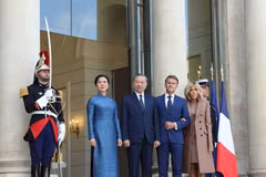 French President Emmanuel Macron (second, right) and his spouse welcome General Secretary of the Communist Party of Vietnam (CPV) Central Committee and President To Lam (third, right) and his spouse (Photo: VNA)