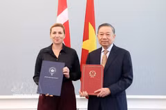 General Secretary of the Communist Party of Vietnam Central Committee and President To Lam (right) and Prime Minister of Denmark Mette Frederiksen show the joint statement on the establishment of the Comprehensive Strategic Partnership at their talks in Copenhagen on October 20, 2026. (Photo: VNA)