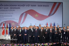 General Secretary of the Communist Party of Vietnam Central Committee and President To Lam, Danish King Frederik X and delegates at the Vietnam–Denmark Business Forum in Copenhagen on October 20. (Photo: VNA)