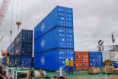 Unloading imported containers from China, transported by the vessel BBG Nan Ning Bo Run, at Can Tho Port (Photo: VNA)