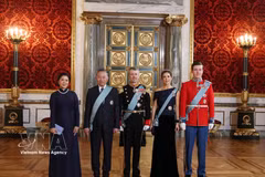 General Secretary of the Communist Party of Vietnam Central Committee and President To Lam (second, left) and his spouse Ngo Phuong Ly pose for a group photo with King Frederik X of Denmark, Queen Mary and Crown Prince Christian (Photo: VNA)