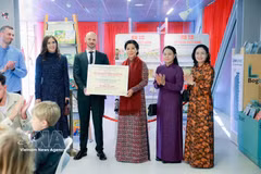Ngo Phuong Ly (third, right), spouse of General Secretary of the Communist Party of Vietnam Central Committee and President To Lam, and Danish Queen Mary (second, left) present a Vietnamese book collection to BIBLIOTEKET Rentemestervej in Copenhagen on October 19, 2026. (Photo: VNA)