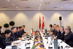 General Secretary of the Communist Party of Vietnam (CPV) Central Committee and President To Lam and Danish King Frederik X meet with leaders of prominent Danish businesses in Copenhagen on the morning of October 20 (Photo: VNA)