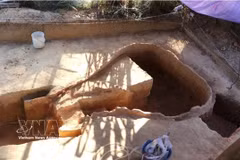 The artefact of an ancient kiln is found in the garden of a local man in Phu Binh ward, Tinh Khe commune, Quang Ngai province. (Photo: VNA)