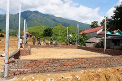 Soldiers are working around the clock to build new homes for families displaced by devastating flash floods in Muong Than commune, Lai Chau province (Photo: VNA)
